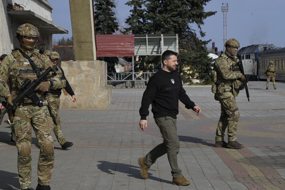 Tổng thống Ukraine Zelensky thị sát các thành phố gần biên giới với Nga